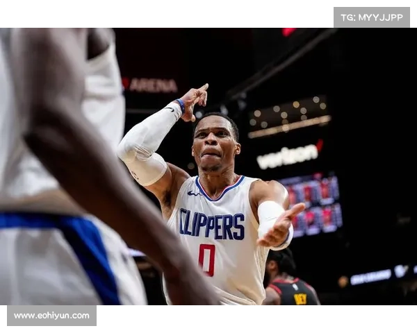 拉塞尔·威斯布鲁克：无畏拼搏，成就三双神话，篮球场上的激情火焰